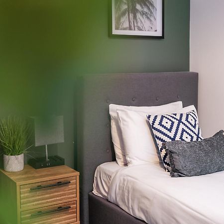 Glevum Lodge - 2 Bedroom Town Centre Apartment Сайърънсестър Екстериор снимка
