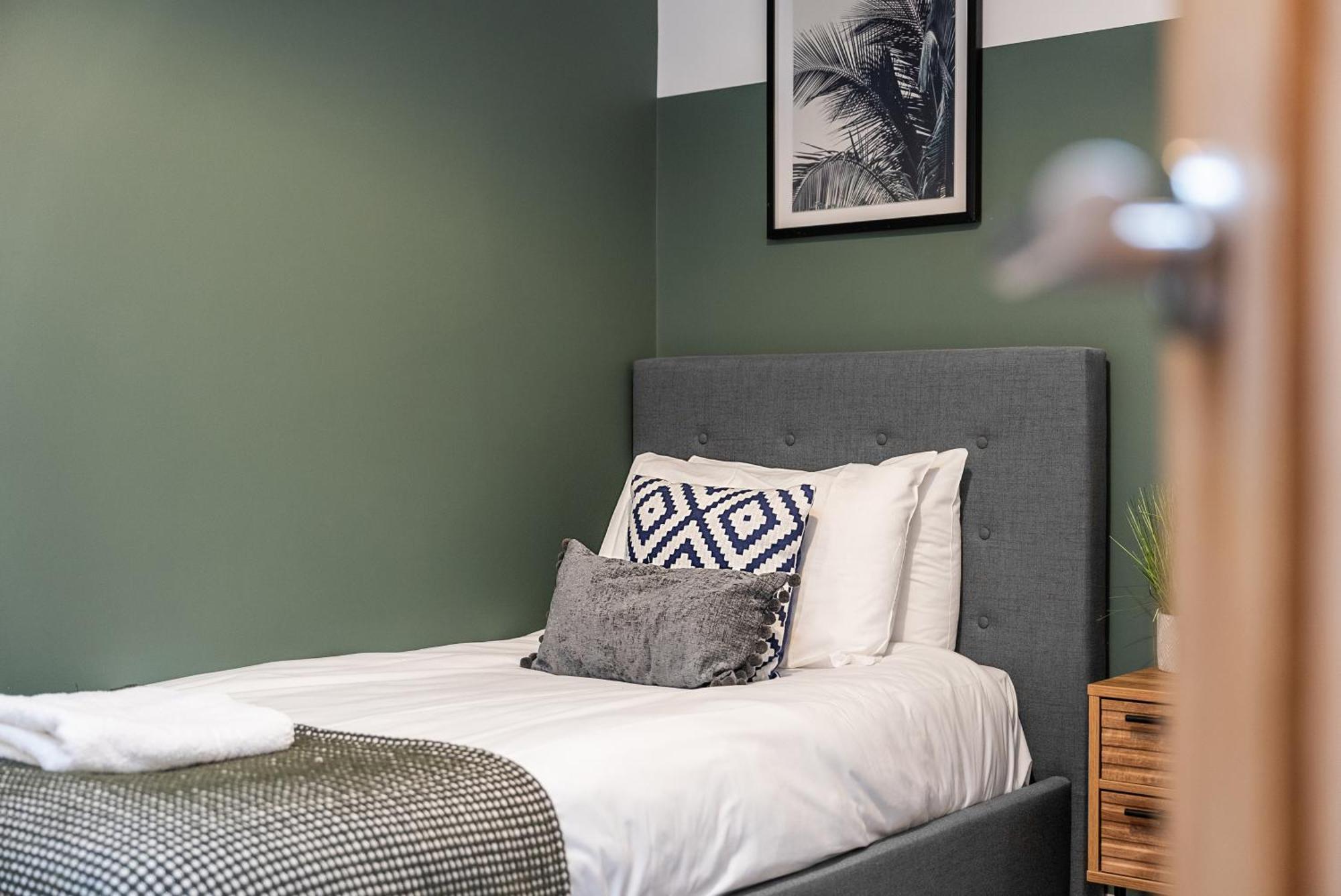 Glevum Lodge - 2 Bedroom Town Centre Apartment Сайърънсестър Екстериор снимка
