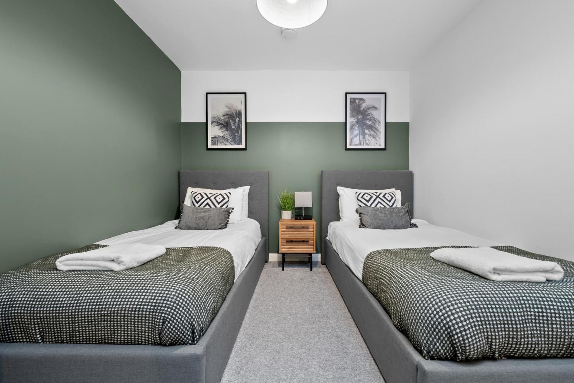 Glevum Lodge - 2 Bedroom Town Centre Apartment Сайърънсестър Екстериор снимка