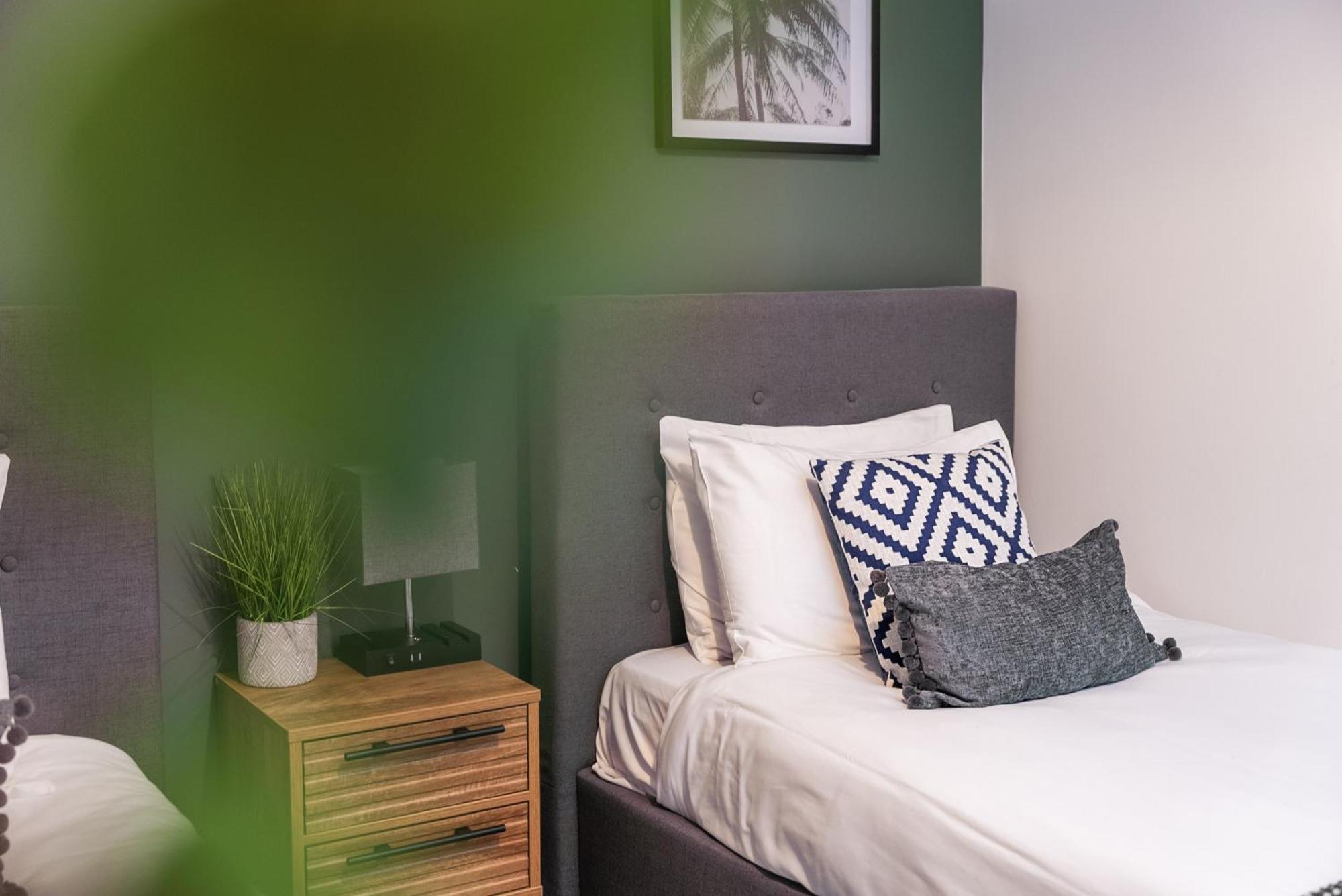 Glevum Lodge - 2 Bedroom Town Centre Apartment Сайърънсестър Екстериор снимка