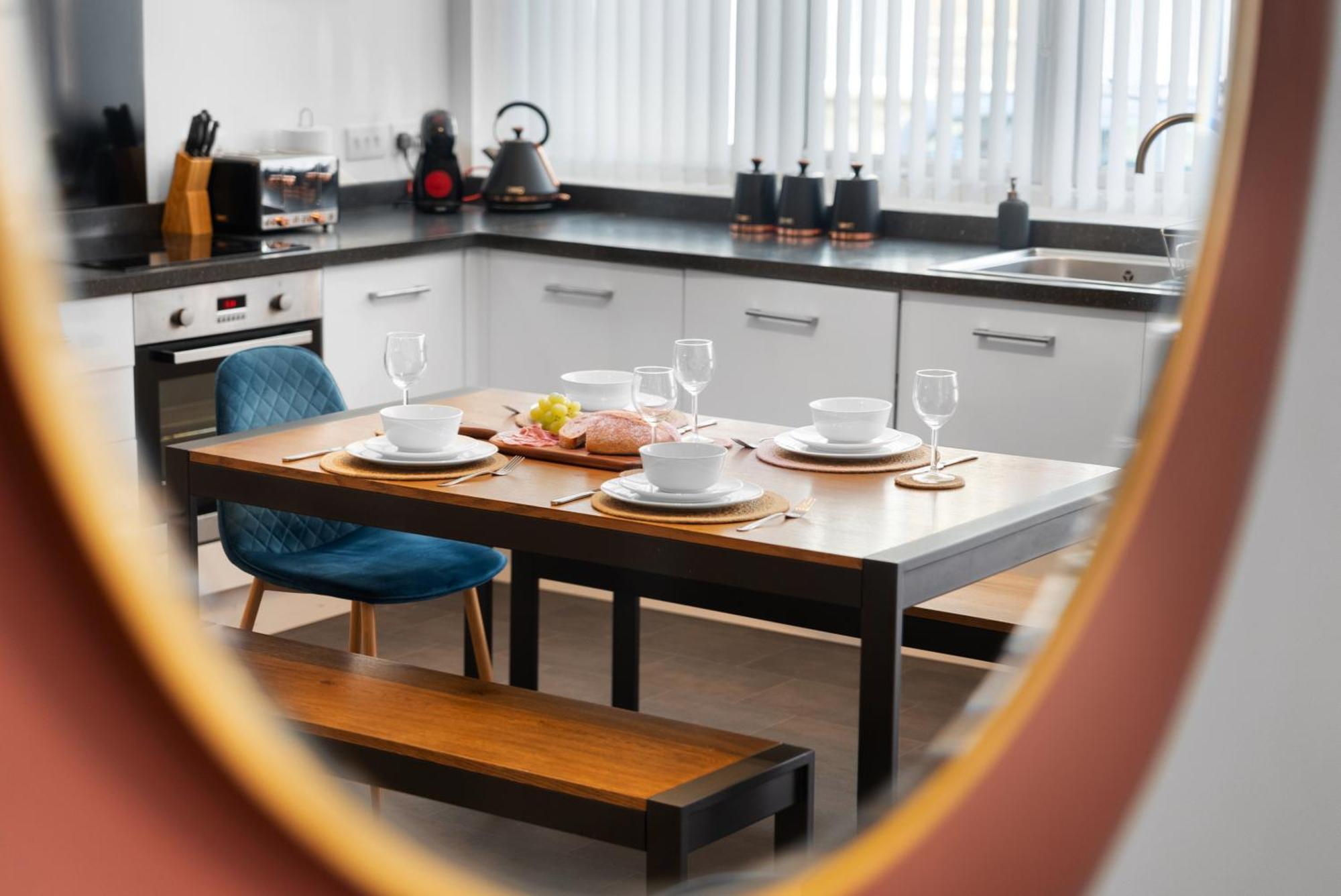 Glevum Lodge - 2 Bedroom Town Centre Apartment Сайърънсестър Екстериор снимка