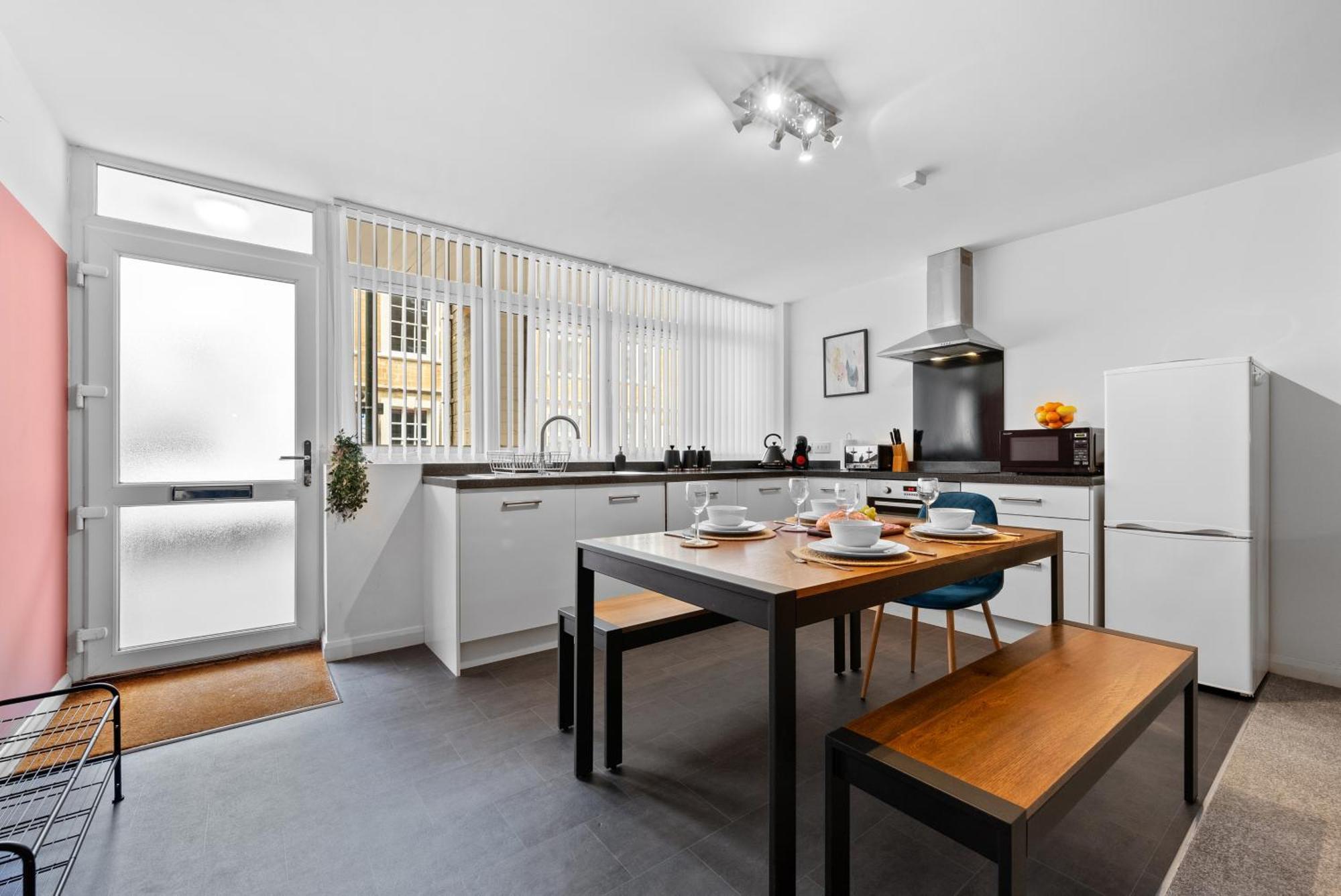 Glevum Lodge - 2 Bedroom Town Centre Apartment Сайърънсестър Екстериор снимка